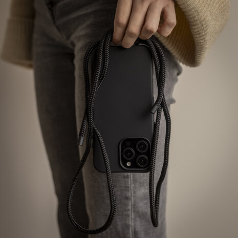 Coverzs Coverzs iPhone 16 Pro siliconen hoesje met koord (zwart)