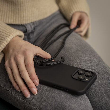 Coverzs Coverzs iPhone 16 Pro siliconen hoesje met koord (zwart)