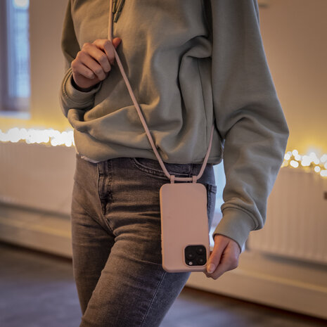 Coverzs Coverzs iPhone 16 Plus siliconen hoesje met koord (roze)