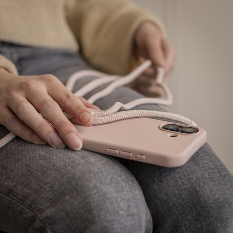 Coverzs Coverzs iPhone 16 Plus siliconen hoesje met koord (roze)