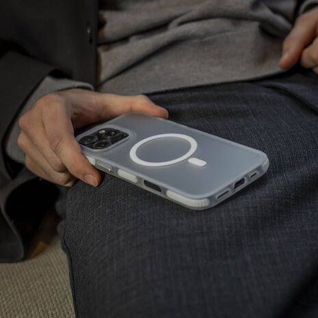 Coverzs Coverzs iPhone 16 Pro smooth siliconen MagSafe case (transparant)