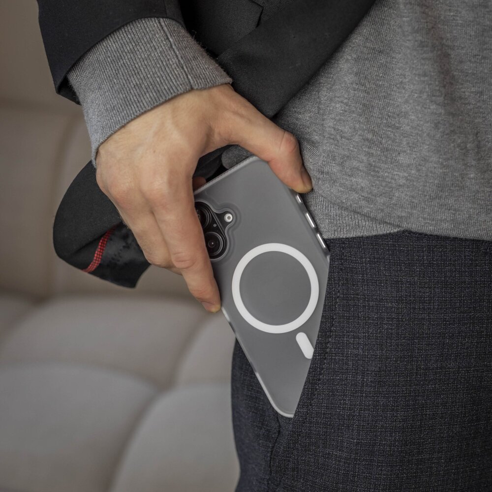 Coverzs Coverzs iPhone 16 Plus smooth siliconen MagSafe case (transparant)