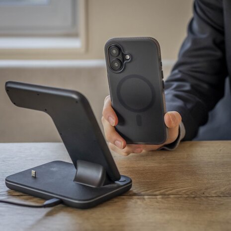 Coverzs Coverzs iPhone 16 smooth siliconen MagSafe case (zwart)