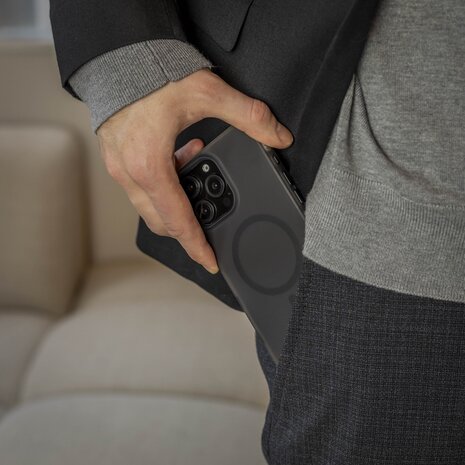 Coverzs Coverzs iPhone 15 Pro Max smooth siliconen MagSafe case (zwart)