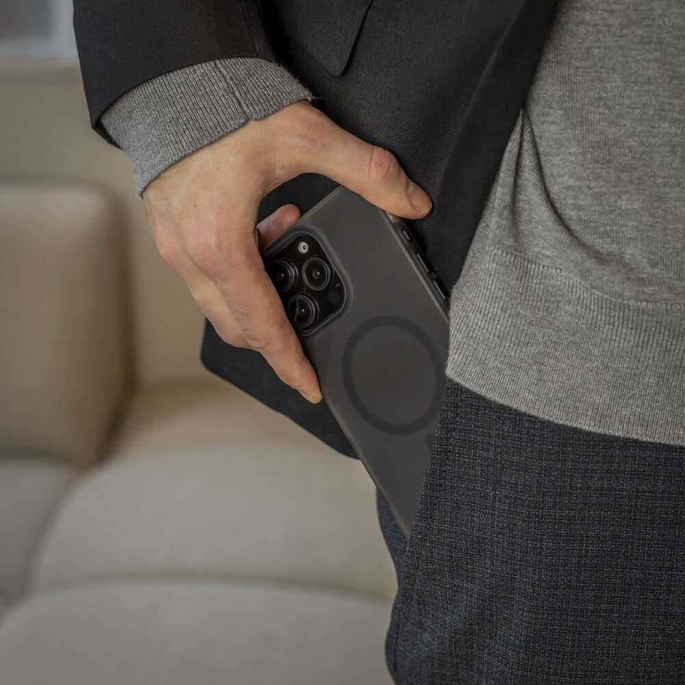 Coverzs Coverzs iPhone 14 Pro smooth siliconen MagSafe case (zwart)