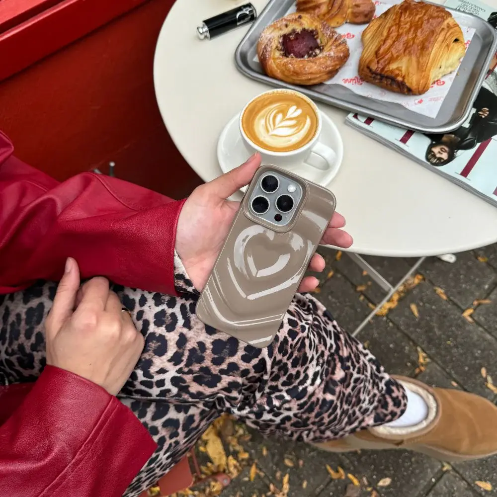 xoxo Wildhearts xoxo Wildhearts Biggest Love Brown - iPhone 16 Pro Max hoesje xoxo Wildhearts xoxo Wildhearts Biggest Love Brown - iPhone 16 Pro Max hoesje