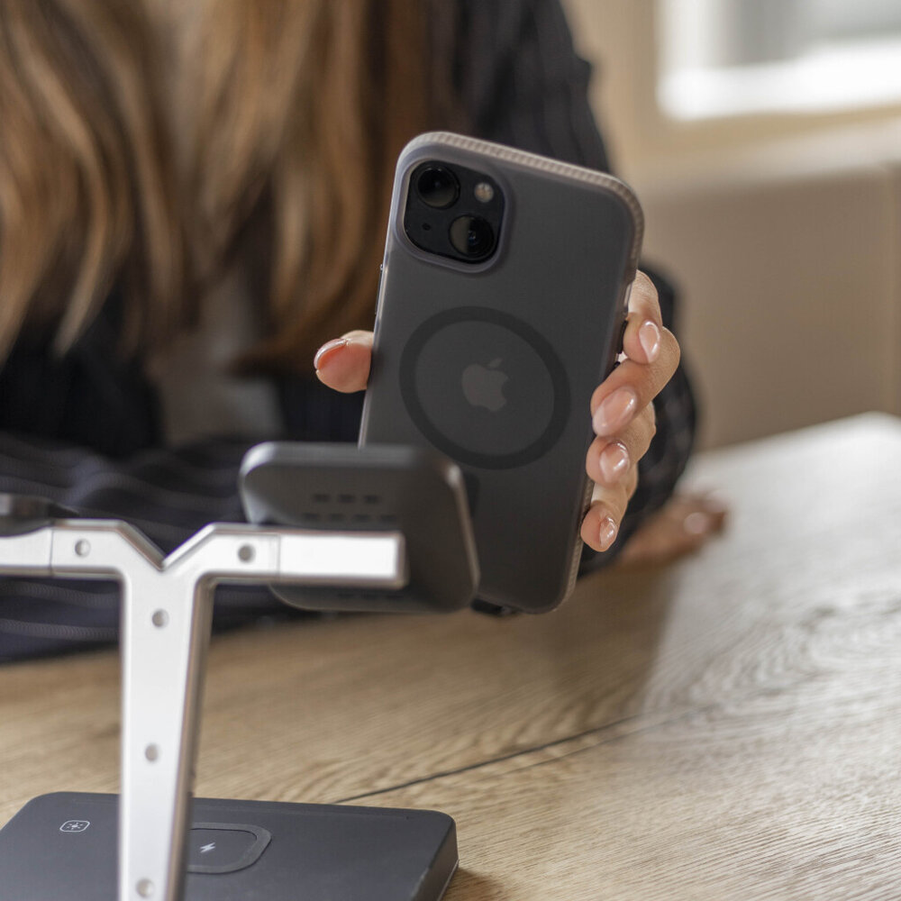 Coverzs Coverzs iPhone 12 smooth siliconen MagSafe case (zwart)