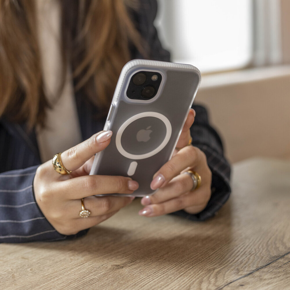 Coverzs Coverzs iPhone 13 smooth siliconen MagSafe case (transparant)