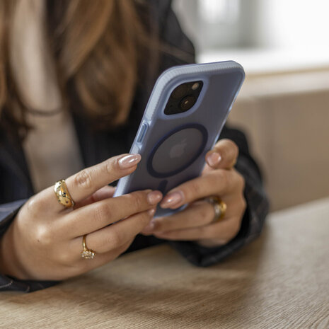 Coverzs Coverzs iPhone 14 smooth siliconen MagSafe case (lichtblauw)