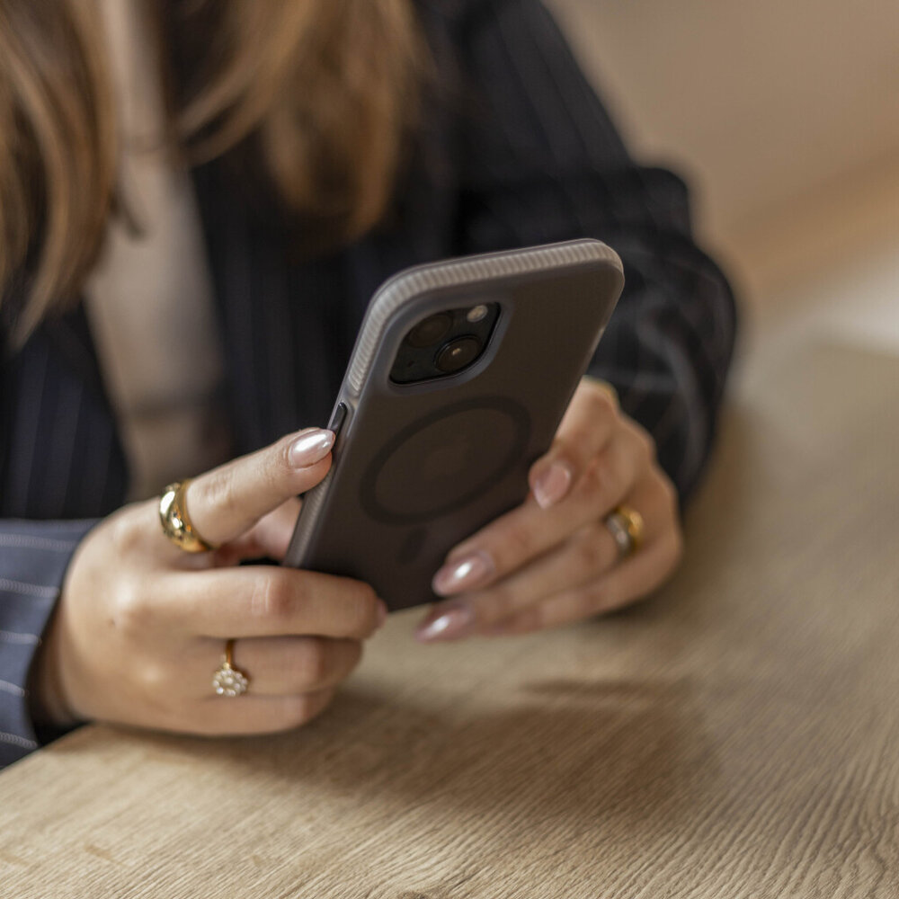 Coverzs Coverzs iPhone 14 smooth siliconen MagSafe case (zwart)