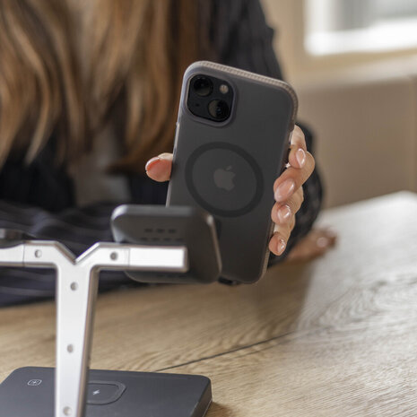 Coverzs Coverzs iPhone 15 smooth siliconen MagSafe case (zwart)