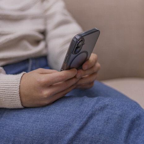 Coverzs Coverzs iPhone 16 Plus matte MagSafe case (transparant/zwart) Coverzs Coverzs iPhone 16 Plus matte MagSafe case (transparant/zwart)