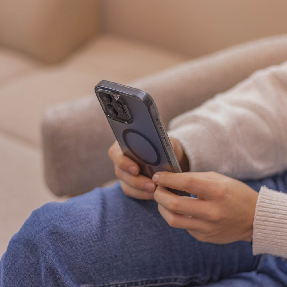 Coverzs Coverzs iPhone 12 Pro Max matte MagSafe case (transparant/zwart) Coverzs Coverzs iPhone 12 Pro Max matte MagSafe case (transparant/zwart)