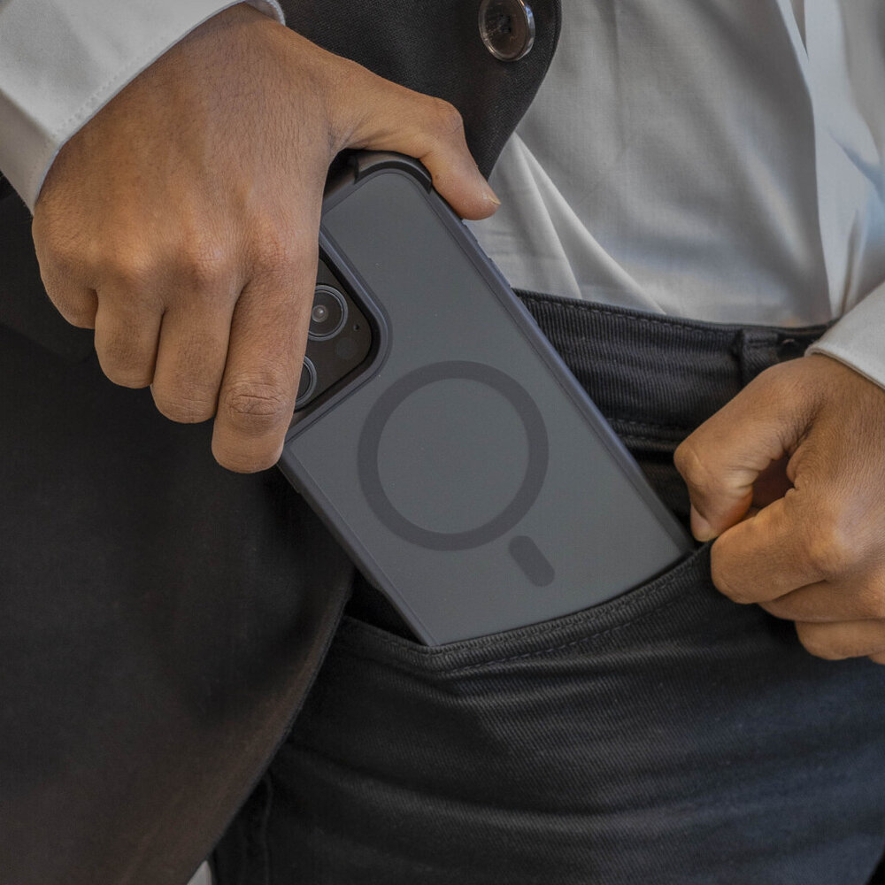 Coverzs Coverzs iPhone 14 Pro matte Shock case met MagSafe (zwart)