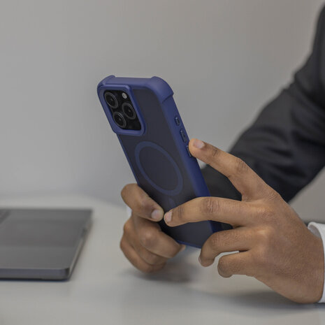 Coverzs Coverzs iPhone 12 Pro matte Shock case met MagSafe (donkerblauw) Coverzs Coverzs iPhone 12 Pro matte Shock case met MagSafe (donkerblauw)