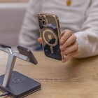 Coverzs Coverzs iPhone 15 hard case met camera cover (goud)