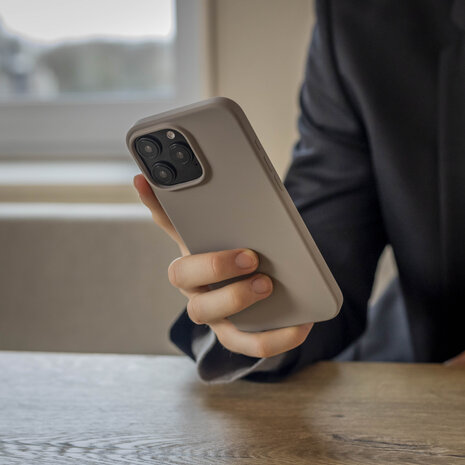 Coverzs Coverzs iPhone 13 Pro Max luxe siliconen hoesje (grijs)