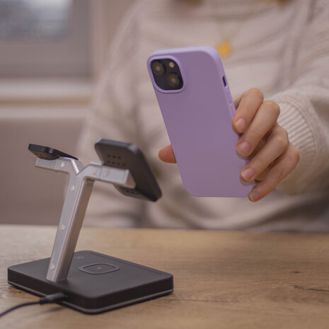 Coverzs Coverzs iPhone 15 luxe siliconen MagSafe hoesje (paars)