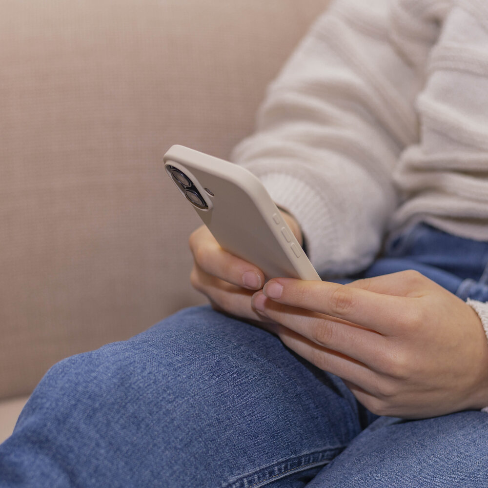 Coverzs Coverzs iPhone 16 luxe siliconen hoesje (beige)