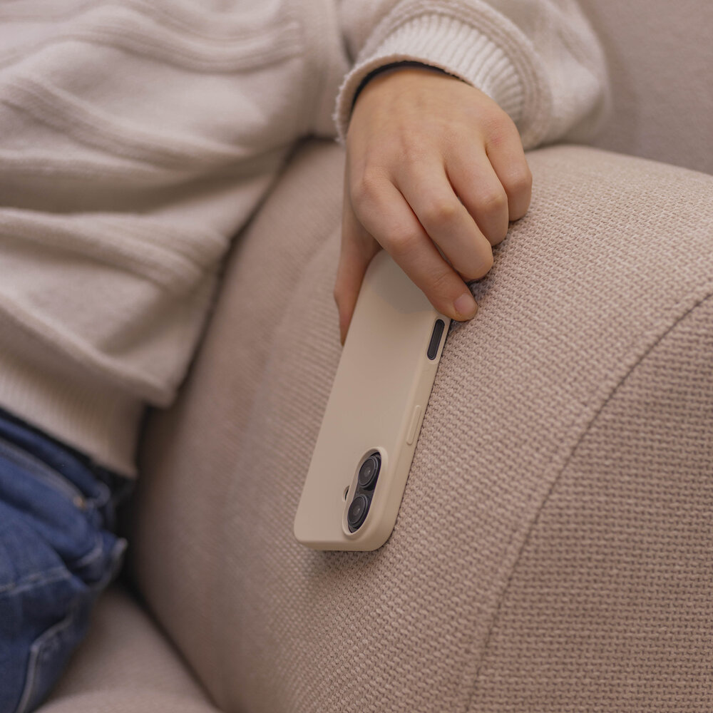 Coverzs Coverzs iPhone 16 luxe siliconen hoesje (beige)