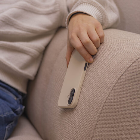 Coverzs Coverzs iPhone 16 luxe siliconen hoesje (beige)