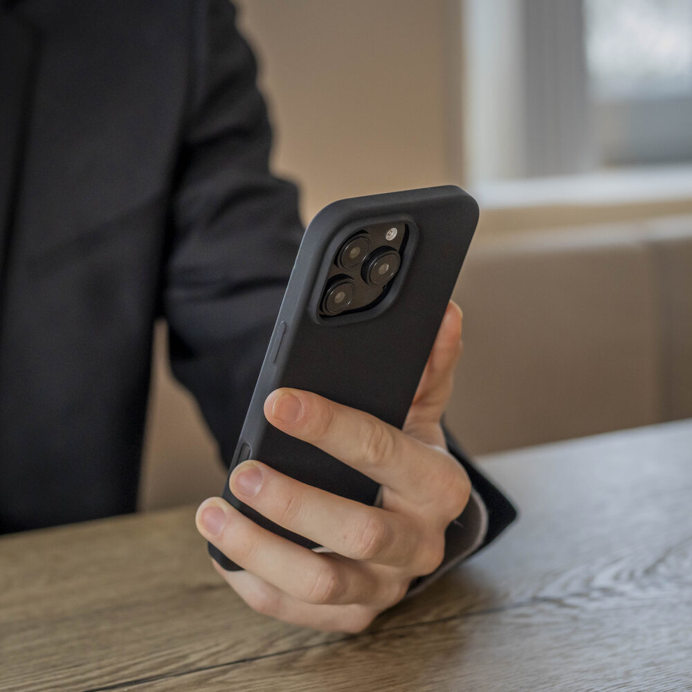 Coverzs Coverzs iPhone 15 Pro luxe siliconen hoesje (zwart)