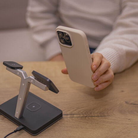 Coverzs Coverzs iPhone 15 Pro luxe siliconen MagSafe hoesje (beige)