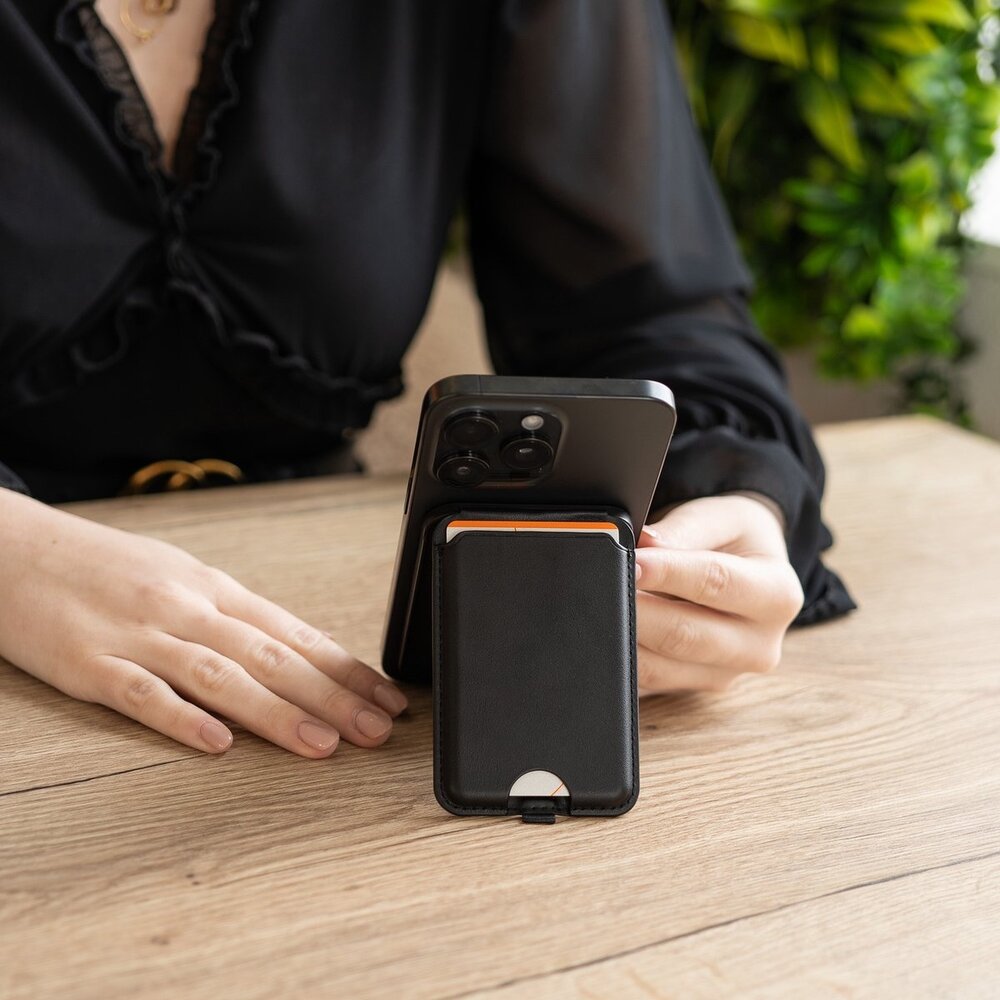 Coverzs Coverzs luxe MagSafe wallet met standaard (zwart) Coverzs Coverzs luxe MagSafe wallet met standaard (zwart)