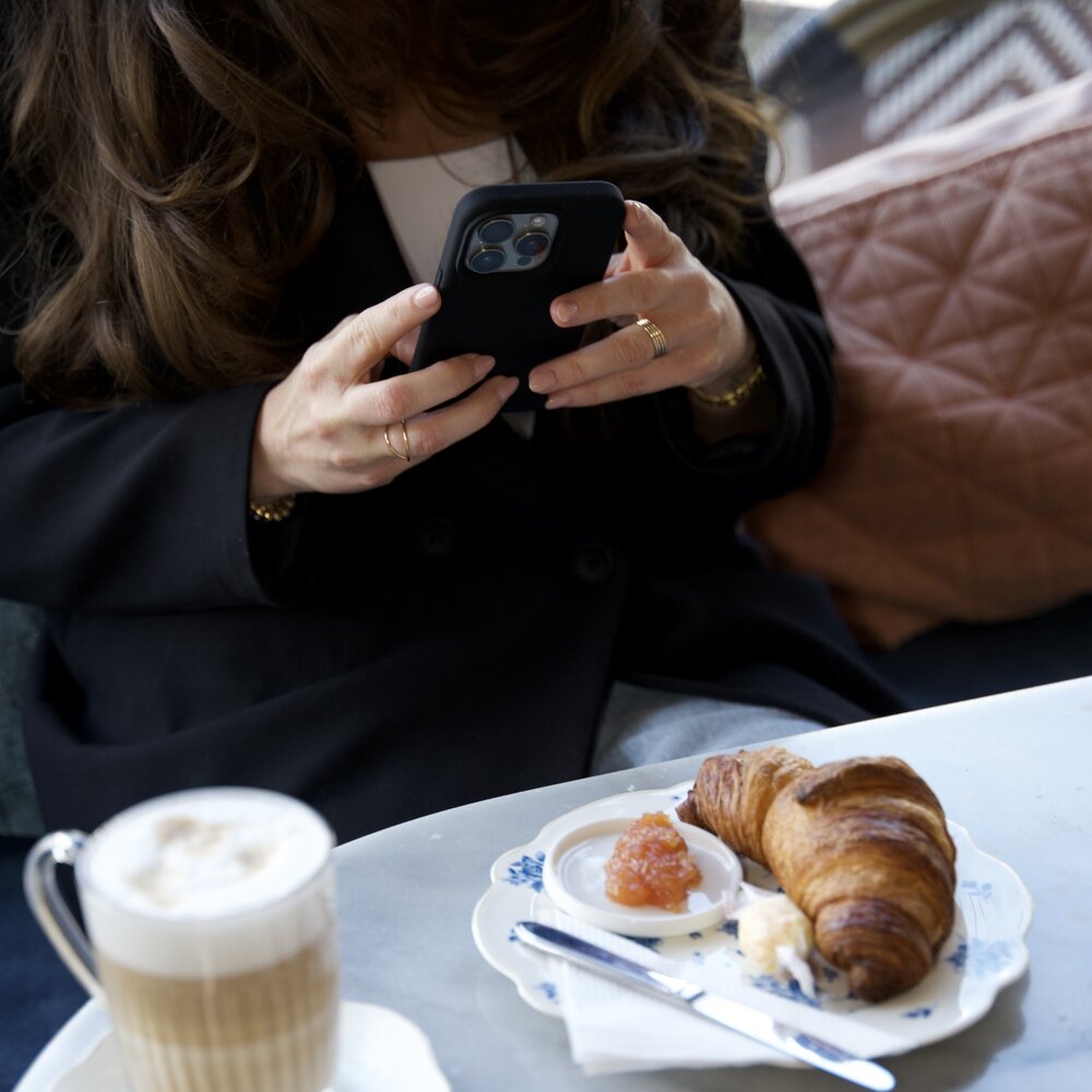 xoxo Wildhearts xoxo Wildhearts Shockproof silicone case Zwart - iPhone 15 Pro Max