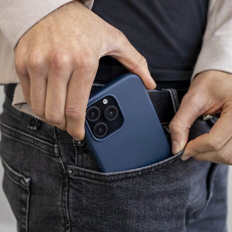 Coverzs Coverzs iPhone 16 Pro Max luxe leren MagSafe case (donkerblauw) Coverzs Coverzs iPhone 16 Pro Max luxe leren MagSafe case (donkerblauw)