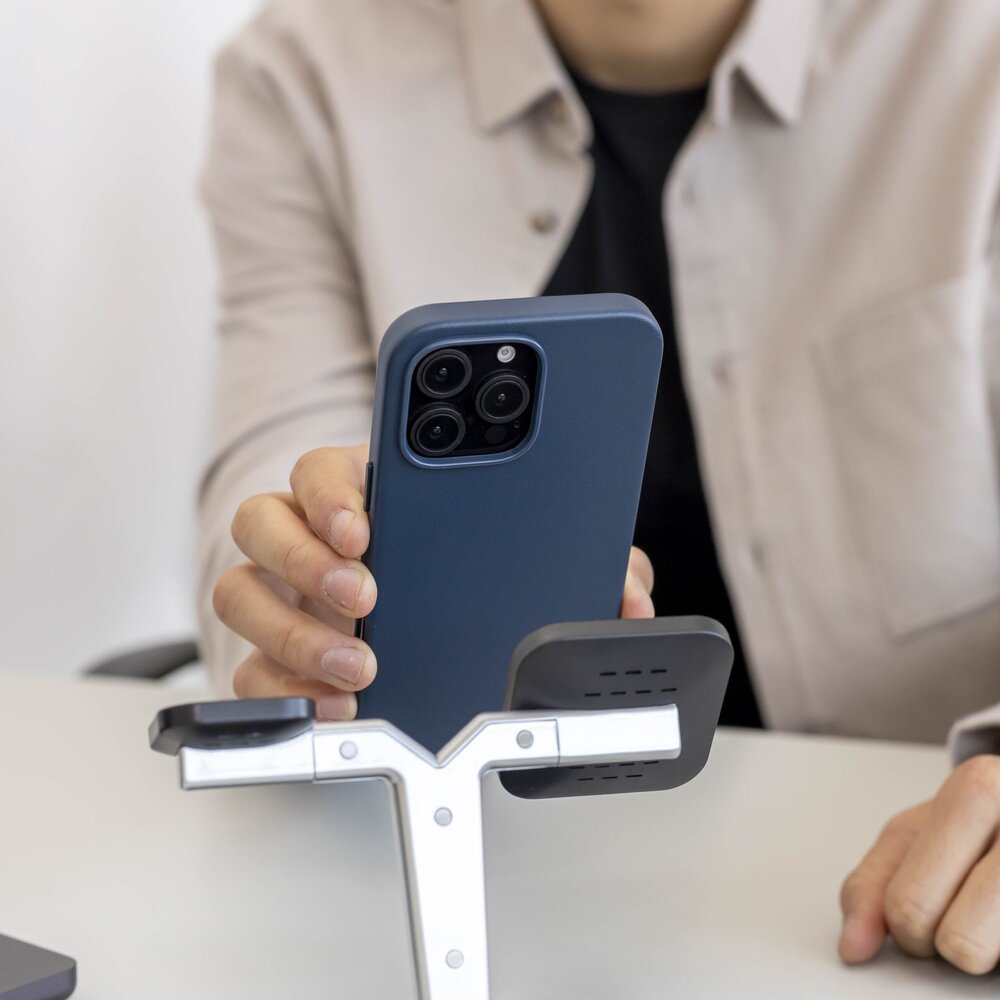 Coverzs Coverzs iPhone 16 Pro luxe leren MagSafe case (donkerblauw) Coverzs Coverzs iPhone 16 Pro luxe leren MagSafe case (donkerblauw)