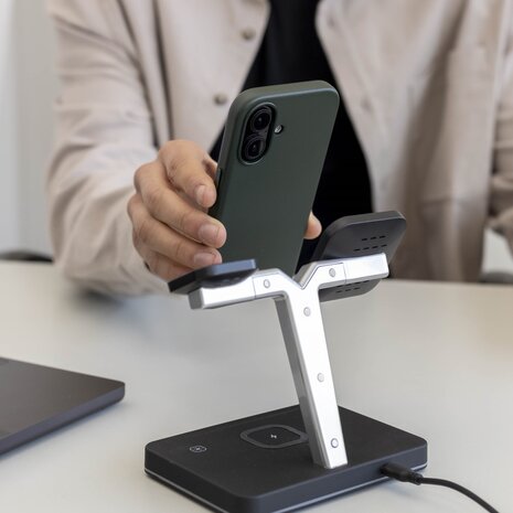 Coverzs Coverzs iPhone 16 luxe leren MagSafe case (donkergroen) Coverzs Coverzs iPhone 16 luxe leren MagSafe case (donkergroen)