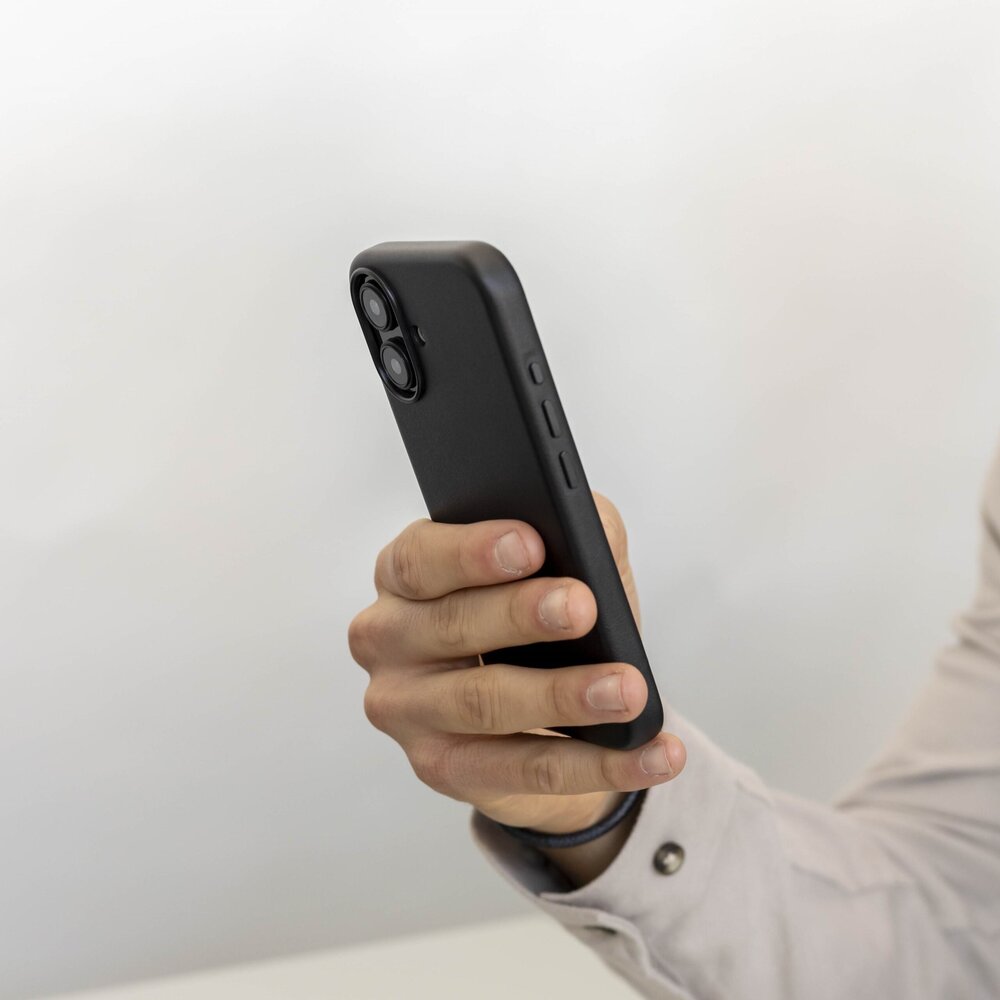 Coverzs Coverzs iPhone 16 luxe leren MagSafe case (zwart) Coverzs Coverzs iPhone 16 luxe leren MagSafe case (zwart)