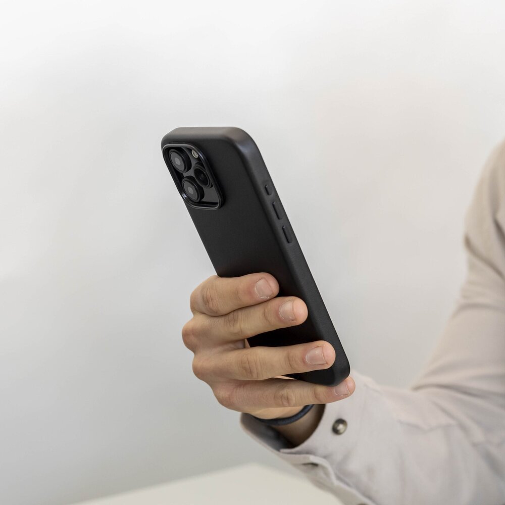 Coverzs Coverzs iPhone 15 Pro Max luxe leren MagSafe case (zwart) Coverzs Coverzs iPhone 15 Pro Max luxe leren MagSafe case (zwart)