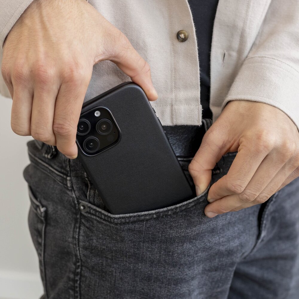 Coverzs Coverzs iPhone 15 Pro Max luxe leren MagSafe case (zwart) Coverzs Coverzs iPhone 15 Pro Max luxe leren MagSafe case (zwart)