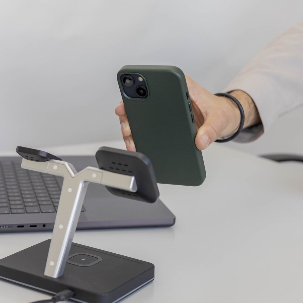 Coverzs Coverzs iPhone 15 luxe leren MagSafe case (donkergroen) Coverzs Coverzs iPhone 15 luxe leren MagSafe case (donkergroen)