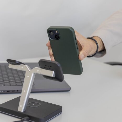 Coverzs Coverzs iPhone 15 luxe leren MagSafe case (donkergroen) Coverzs Coverzs iPhone 15 luxe leren MagSafe case (donkergroen)