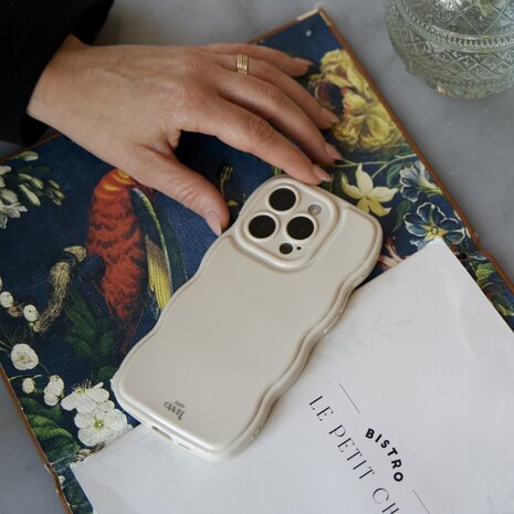 xoxo Wildhearts xoxo Wildhearts Glossy Wavy Case Beige - iPhone 12 Pro Max hoesje xoxo Wildhearts xoxo Wildhearts Glossy Wavy Case Beige - iPhone 12 Pro Max hoesje