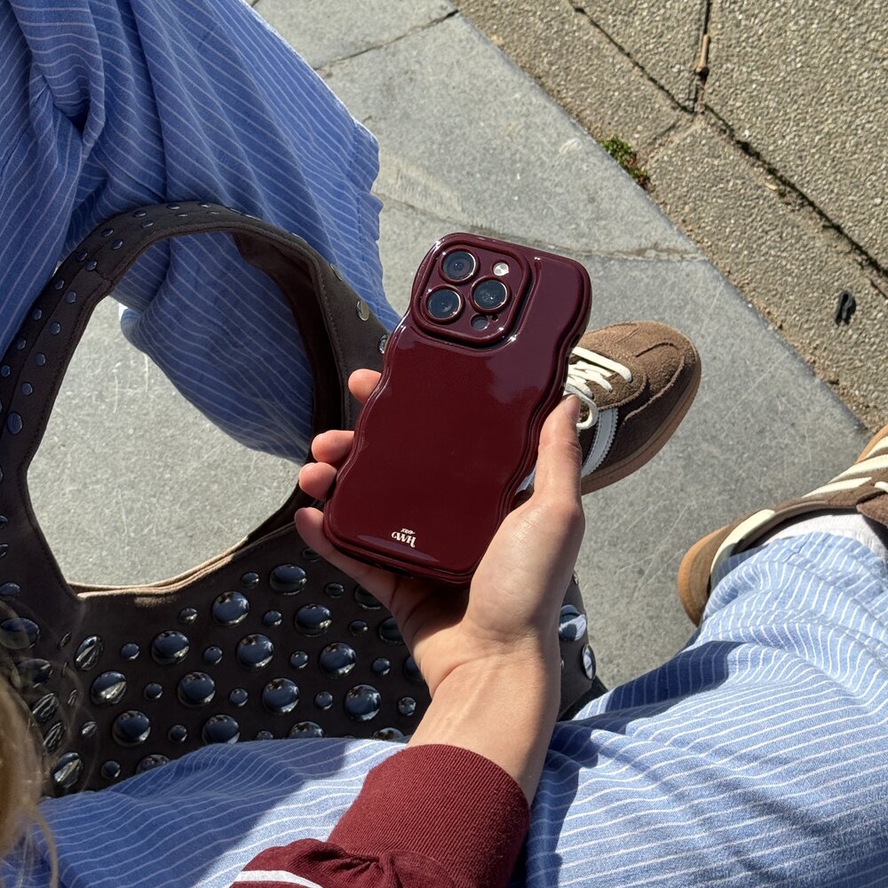 xoxo Wildhearts xoxo Wildhearts Glossy Wavy Case Burgundy - iPhone 15 Pro Max hoesje xoxo Wildhearts xoxo Wildhearts Glossy Wavy Case Burgundy - iPhone 15 Pro Max hoesje