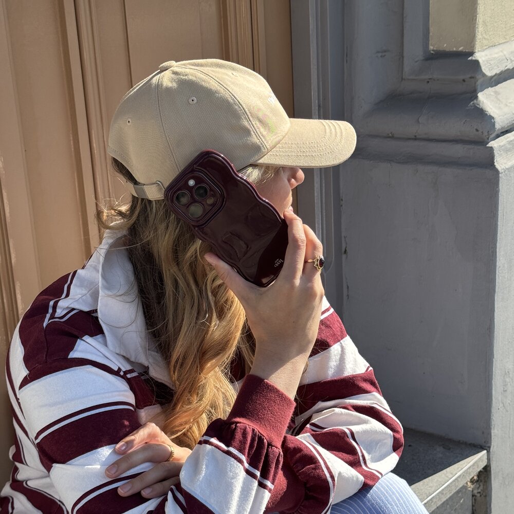 xoxo Wildhearts xoxo Wildhearts Glossy Wavy Case Burgundy - iPhone 12 Pro hoesje xoxo Wildhearts xoxo Wildhearts Glossy Wavy Case Burgundy - iPhone 12 Pro hoesje