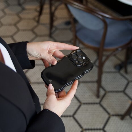 xoxo Wildhearts xoxo Wildhearts Glossy Wavy Case Black - iPhone 13 Pro hoesje xoxo Wildhearts xoxo Wildhearts Glossy Wavy Case Black - iPhone 13 Pro hoesje