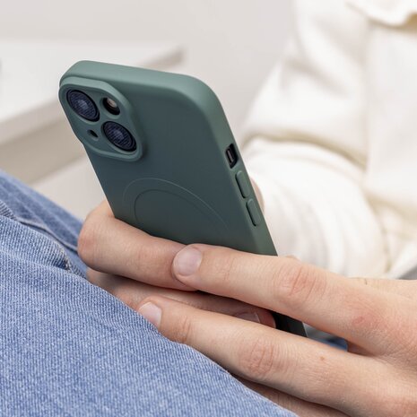 ShieldCase® ShieldCase iPhone 13 Siliconen MagSafe back cover (donkergroen)