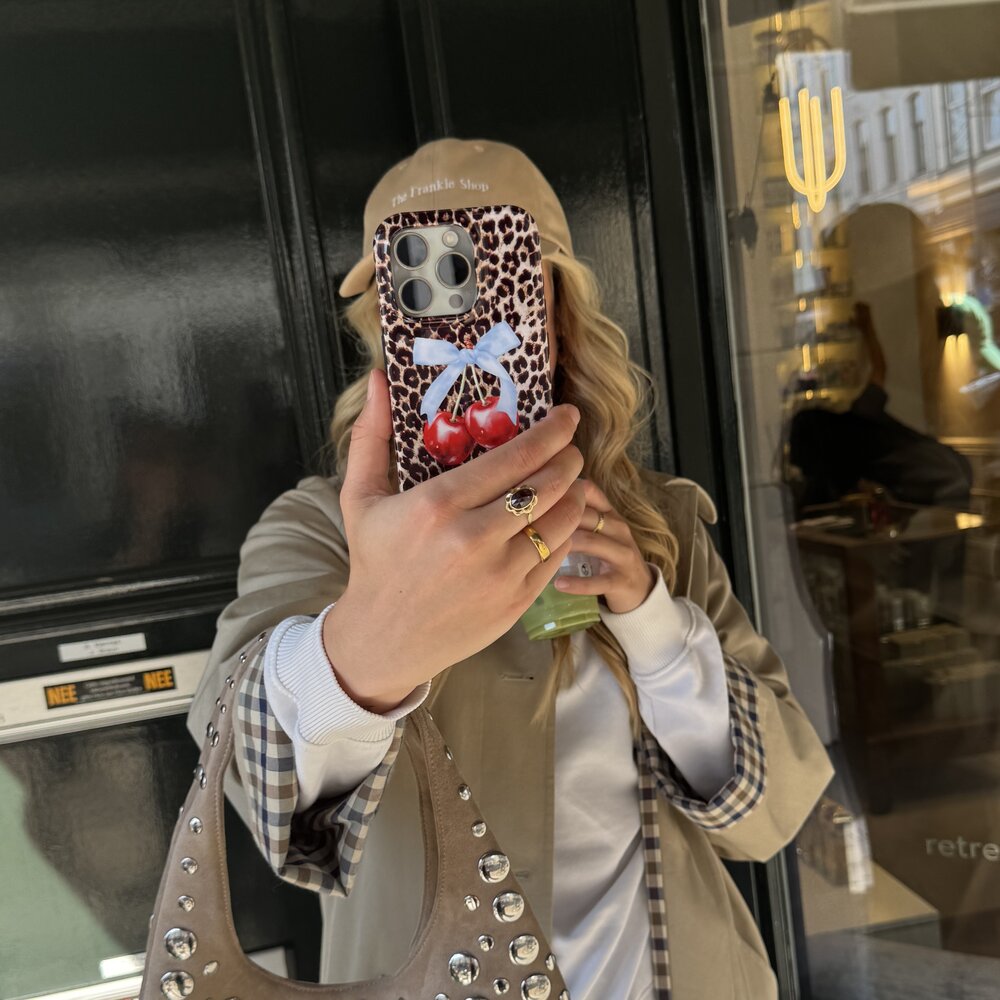 xoxo Wildhearts xoxo Wildhearts Cherry Wild - iPhone 13 hoesje xoxo Wildhearts xoxo Wildhearts Cherry Wild - iPhone 13 hoesje