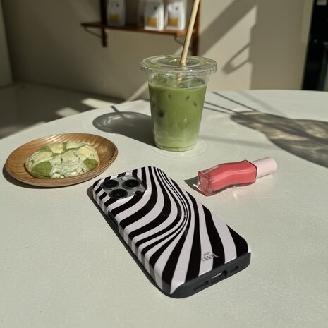 xoxo Wildhearts xoxo Wildhearts Optical Illusion - iPhone 13 hoesje