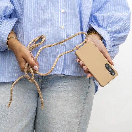 Coverzs Coverzs Samsung Galaxy S24 siliconen hoesje met koord (beige)