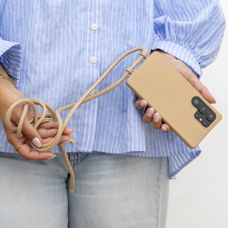 Coverzs Coverzs Samsung Galaxy S25 Ultra siliconen hoesje met koord (beige)