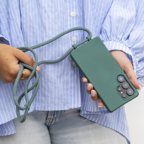 Coverzs Coverzs Samsung Galaxy S25 Ultra siliconen hoesje met koord (donkergroen)