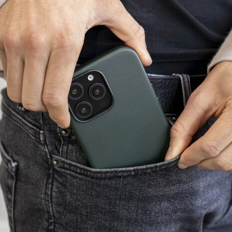 Coverzs Coverzs iPhone 13 Pro Max luxe leren MagSafe case (donkergroen) Coverzs Coverzs iPhone 13 Pro Max luxe leren MagSafe case (donkergroen)