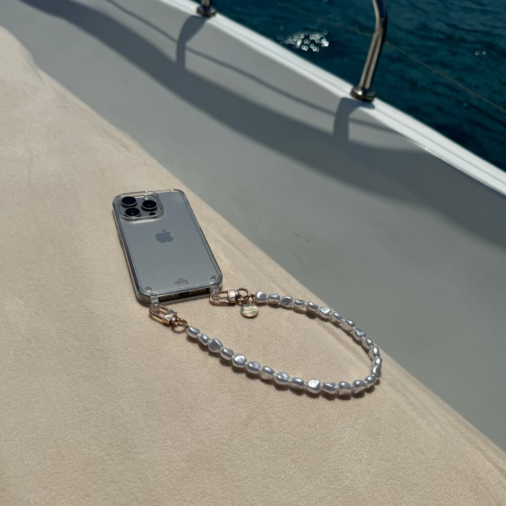 xoxo Wildhearts xoxo Wildhearts iPhone 17 Pro - Pearlfection Transparant koordhoesje - Kort koord xoxo Wildhearts xoxo Wildhearts iPhone 17 Pro - Pearlfection Transparant koordhoesje - Kort koord