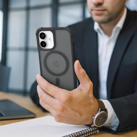 Coverzs Coverzs iPhone 17 matte shock case met MagSafe (zwart) Coverzs Coverzs iPhone 17 matte shock case met MagSafe (zwart)